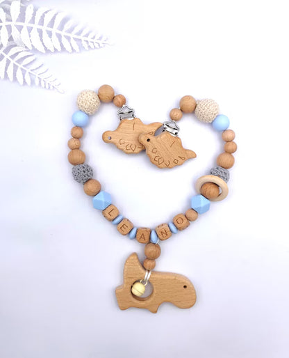 Personalisiertes 4-teiliges Baby-Geschenkset – Schnullerkette, Kinderwagenkette, Greifling & Maxi-Cosi-Anhänger, handgefertigt in Österreich