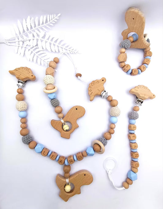 Personalisiertes 4-teiliges Baby-Geschenkset – Schnullerkette, Kinderwagenkette, Greifling & Maxi-Cosi-Anhänger, handgefertigt in Österreich