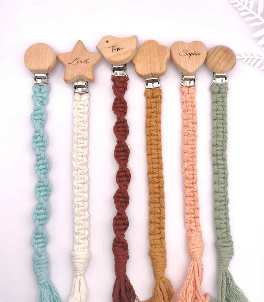 Personalisierte Makramee Schnullerkette – Handgefertigt in Österreich – 100% Baumwolle – Babygeschenk mit Namensgravur