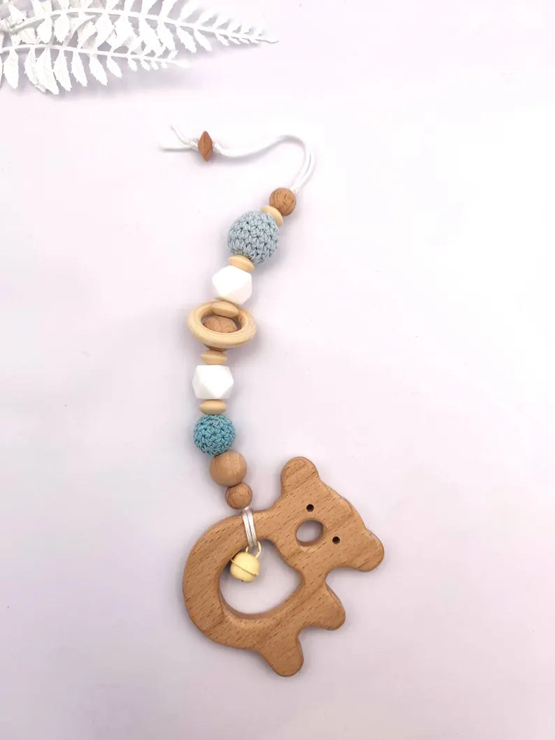 PERSONALISIERTER Maxicosi Montessori Babyanhänger aus Holz und Silikon: BPA-freies sensorisches Spielzeug und Babyparty-Geschenk für Neugeborene