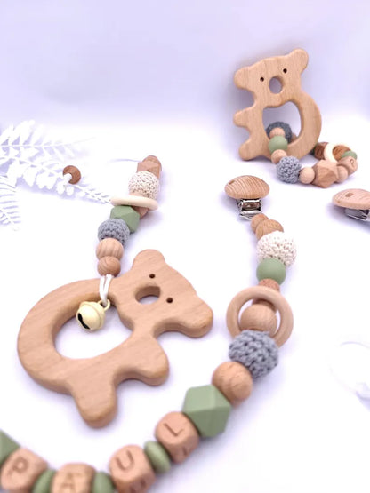 Personalisiertes 4-teiliges Baby-Geschenkset – Schnullerkette, Kinderwagenkette, Greifling & Maxicosi-Anhänger – handgefertigt in Österreich