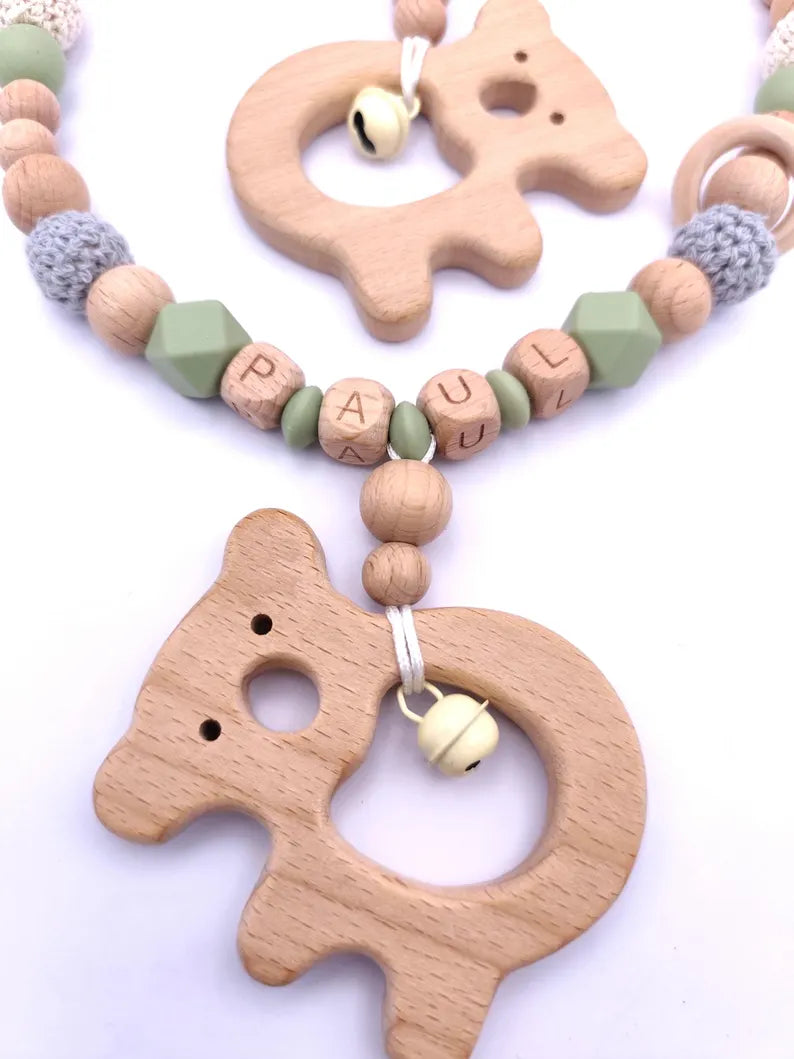 Personalisiertes 4-teiliges Baby-Geschenkset – Schnullerkette, Kinderwagenkette, Greifling & Maxicosi-Anhänger – handgefertigt in Österreich