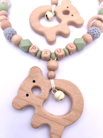 Personalisiertes 4-teiliges Baby-Geschenkset – Schnullerkette, Kinderwagenkette, Greifling & Maxicosi-Anhänger – handgefertigt in Österreich