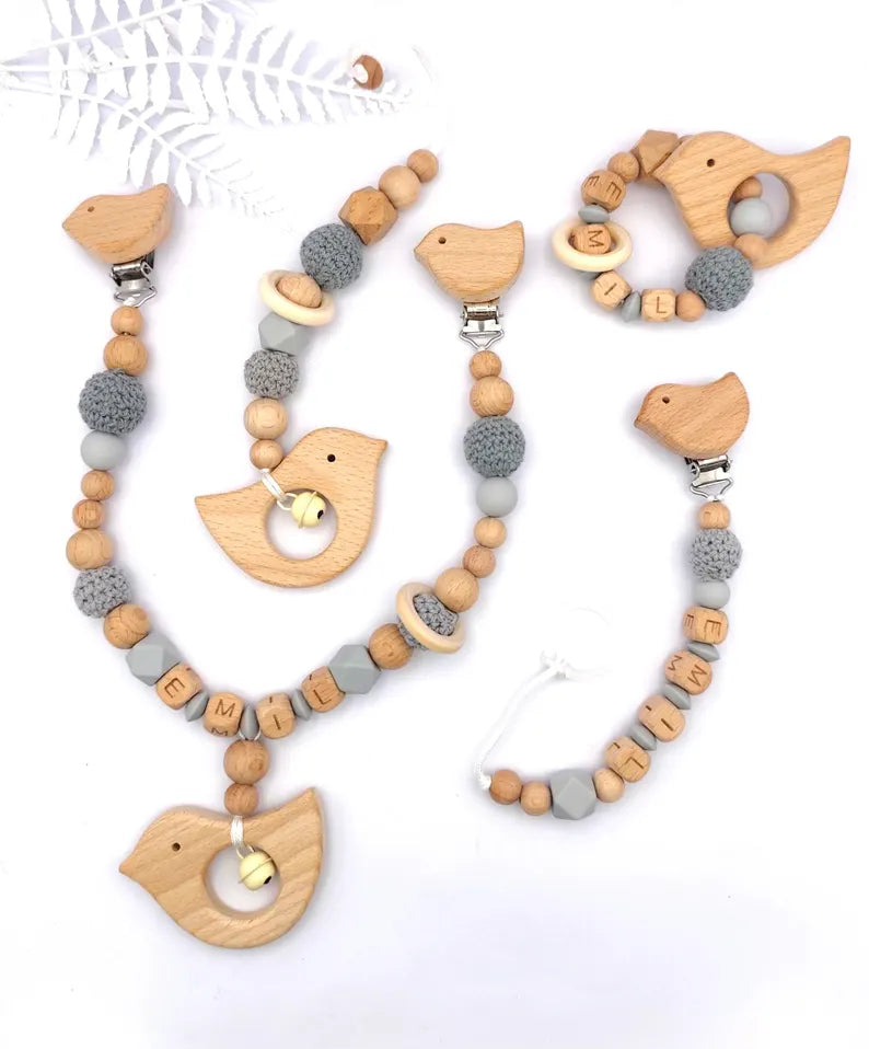 4-teiliges personalisiertes Baby-Geschenkset – Schnullerkette, Kinderwagenkette, Greifling & Maxicosi-Anhänger, handgefertigt in Österreich