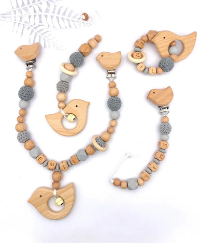 4-teiliges personalisiertes Baby-Geschenkset – Schnullerkette, Kinderwagenkette, Greifling & Maxicosi-Anhänger, handgefertigt in Österreich
