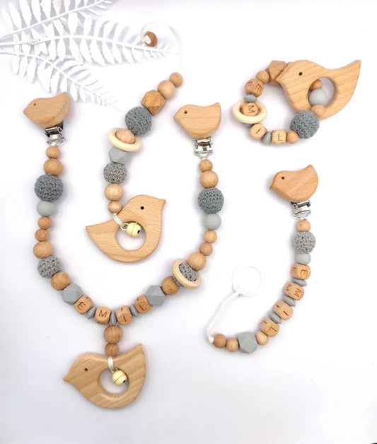 4-teiliges personalisiertes Baby-Geschenkset – Schnullerkette, Kinderwagenkette, Greifling & Maxicosi-Anhänger, handgefertigt in Österreich