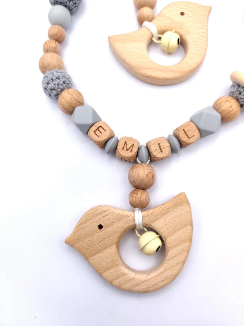 4-teiliges personalisiertes Baby-Geschenkset – Schnullerkette, Kinderwagenkette, Greifling & Maxicosi-Anhänger, handgefertigt in Österreich