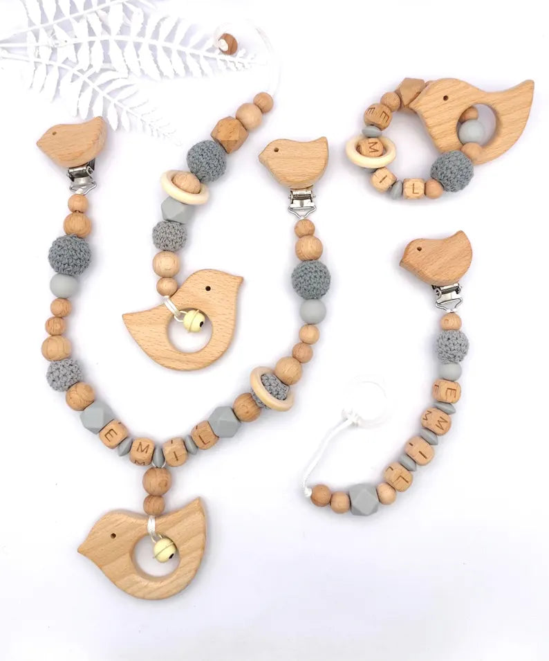 4-teiliges personalisiertes Baby-Geschenkset – Schnullerkette, Kinderwagenkette, Greifling & Maxicosi-Anhänger, handgefertigt in Österreich