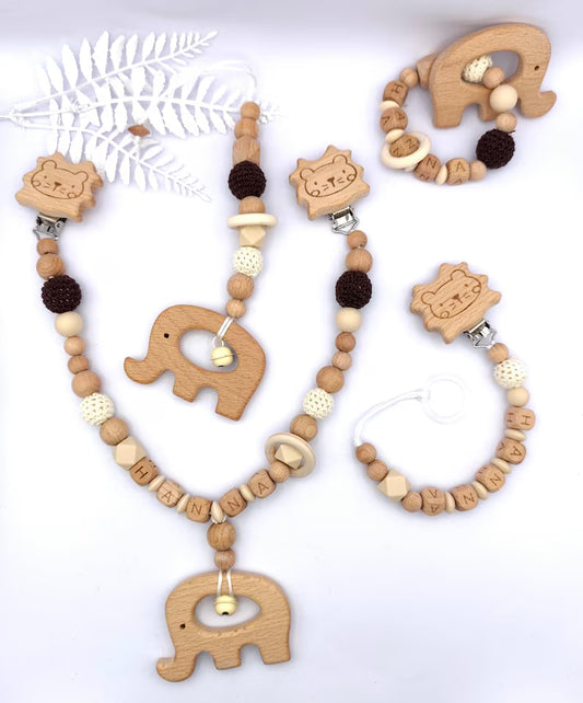 Personalisierte 4-teilige Kinderwagenkette: Schnullerkette aus Baumwolle mit Namen, Greifling und Maxi-Cosi-Anhänger - Babyparty-Geschenk