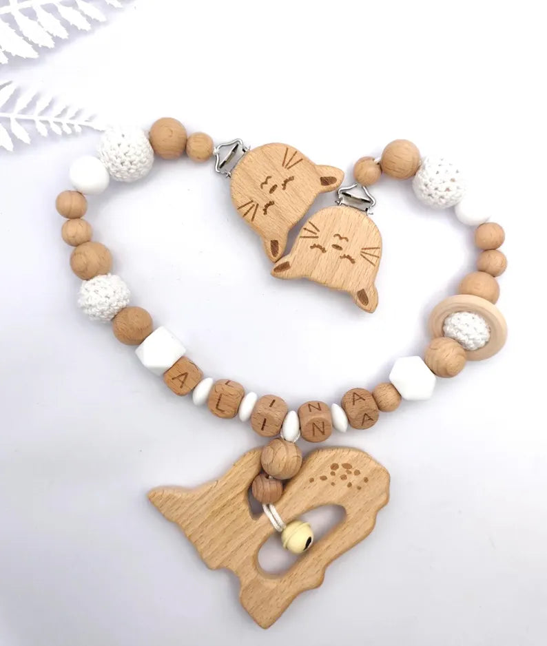 Personalisierte 4-teilige Kinderwagenkette: Schnullerkette aus Baumwolle mit Namen - Greifling und Maxi-Cosi-Anhänger - Babyparty-Geschenk