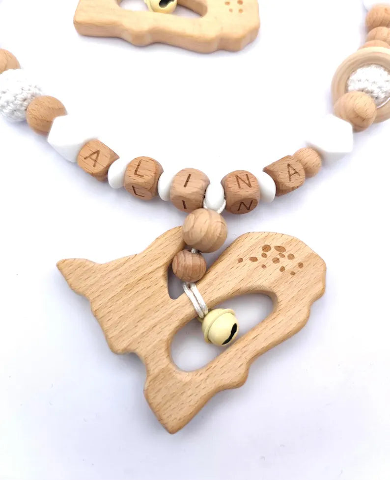 Personalisierte 4-teilige Kinderwagenkette: Schnullerkette aus Baumwolle mit Namen - Greifling und Maxi-Cosi-Anhänger - Babyparty-Geschenk