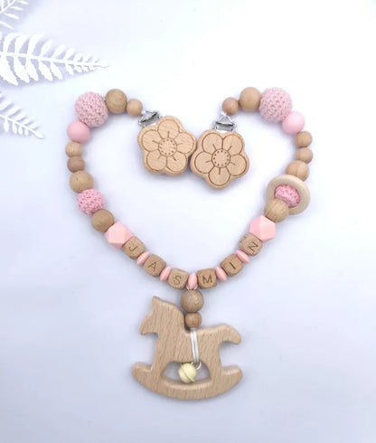 BABY GESCHENKSET 4-teilig personalisiert Rosa: Schnullerkette aus Buchenholz, Kinderwagenspielzeug, Greifling und Maxicosi-Anhänger