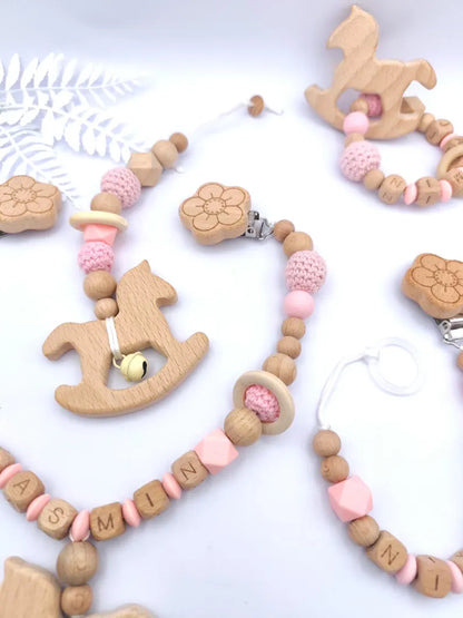 BABY GESCHENKSET 4-teilig personalisiert Rosa: Schnullerkette aus Buchenholz, Kinderwagenspielzeug, Greifling und Maxicosi-Anhänger