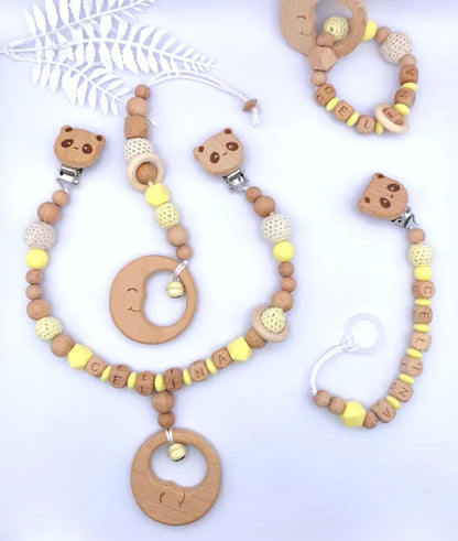 4-teiliges personalisiertes Baby-Geschenkset – Schnullerkette, Kinderwagenkette, Greifling & Maxicosi-Anhänger, handgefertigt in Österreich