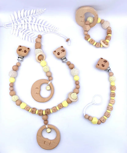 4-teiliges personalisiertes Baby-Geschenkset – Schnullerkette, Kinderwagenkette, Greifling & Maxicosi-Anhänger, handgefertigt in Österreich