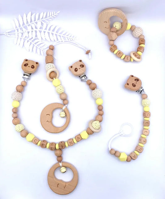 4-teiliges personalisiertes Baby-Geschenkset – Schnullerkette, Kinderwagenkette, Greifling & Maxicosi-Anhänger, handgefertigt in Österreich