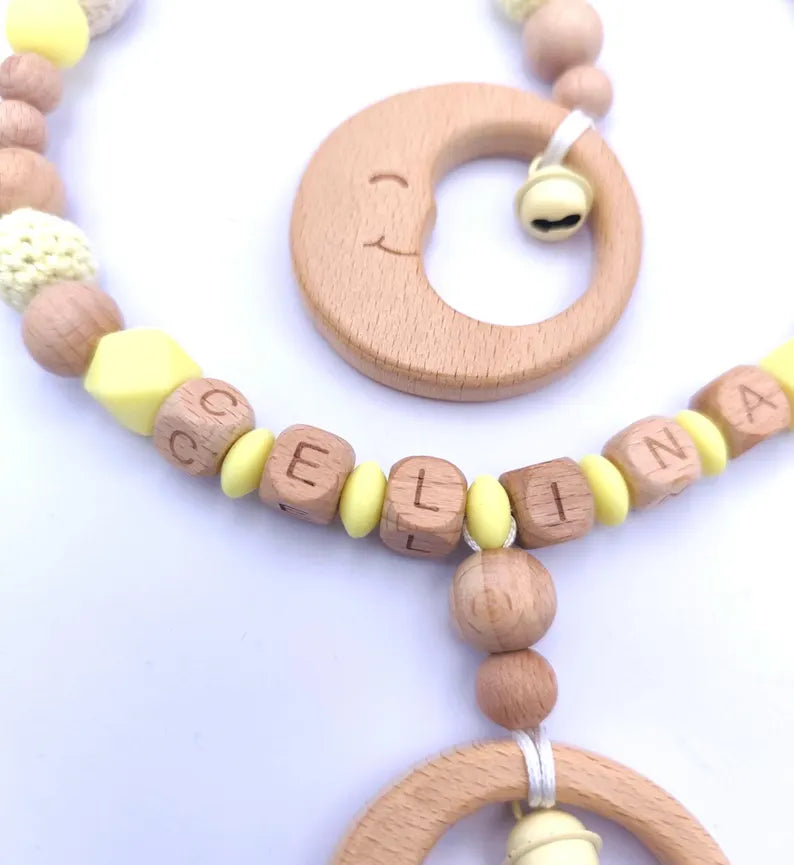 4-teiliges personalisiertes Baby-Geschenkset – Schnullerkette, Kinderwagenkette, Greifling & Maxicosi-Anhänger, handgefertigt in Österreich