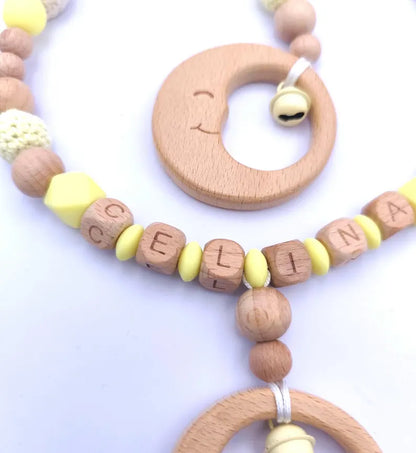 4-teiliges personalisiertes Baby-Geschenkset – Schnullerkette, Kinderwagenkette, Greifling & Maxicosi-Anhänger, handgefertigt in Österreich