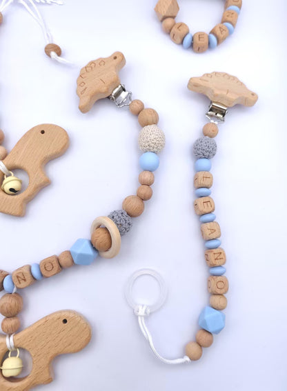 Personalisiertes 4-teiliges Baby-Geschenkset – Schnullerkette, Kinderwagenkette, Greifling & Maxi-Cosi-Anhänger, handgefertigt in Österreich