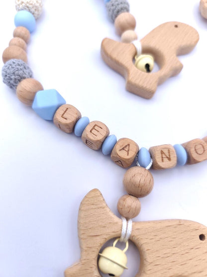 Personalisiertes 4-teiliges Baby-Geschenkset – Schnullerkette, Kinderwagenkette, Greifling & Maxi-Cosi-Anhänger, handgefertigt in Österreich