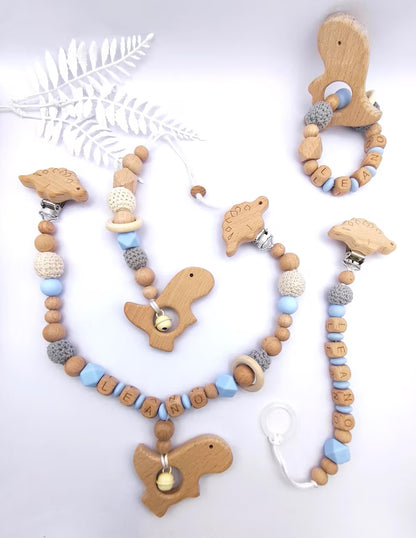 Personalisiertes 4-teiliges Baby-Geschenkset – Schnullerkette, Kinderwagenkette, Greifling & Maxi-Cosi-Anhänger, handgefertigt in Österreich