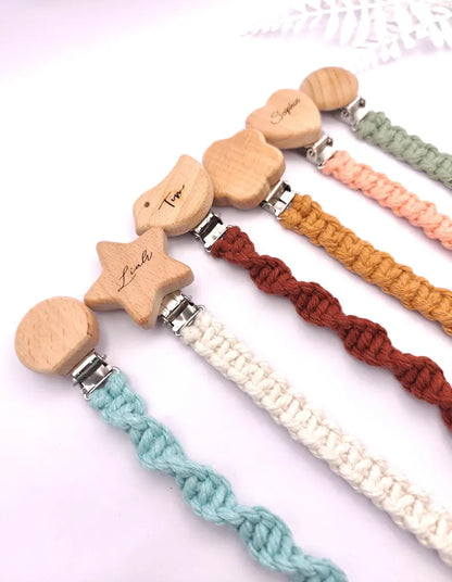 Personalisierte Makramee Schnullerkette – Handgefertigt in Österreich – 100% Baumwolle – Babygeschenk mit Namensgravur