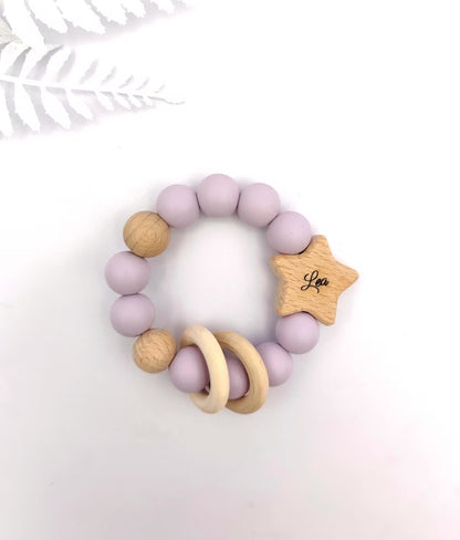 Personalisierter Baby Greifling aus Holz & Silikon – Montessori Greifling – Handgefertigtes Geschenk zur Geburt und Taufe