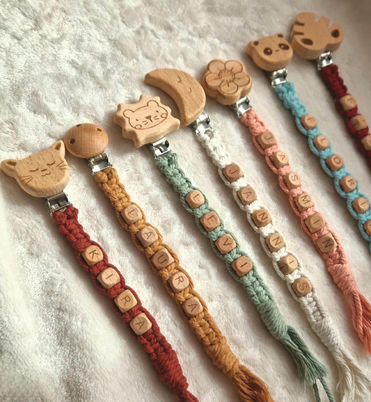 Makramee Schnullerkette personalisiert mit Namen – Babygeschenk – Baumwolle & Holz – gerade Makrameeform – handgefertigt in Österreich