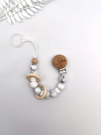 Personalisiertes Baby Geschenkset mit Gravur – Schnullerkette mit Namen & Greifling im Marmor-Design – Geschenk zur Geburt, Taufe, Babyparty