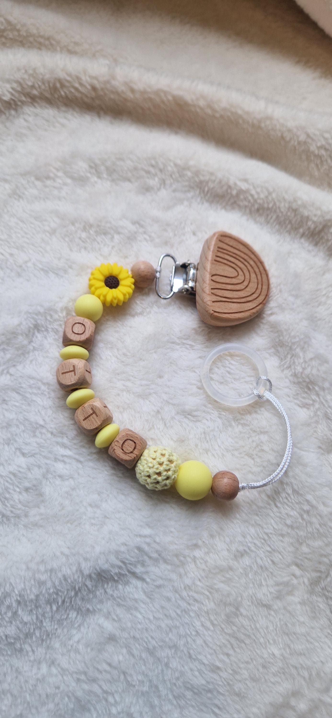 Personalisierte Schnullerkette gelb mit Blume und Namen – Handgefertigte Babygeschenke – Holzbuchstaben – Individuelles Geschenk zur Geburt