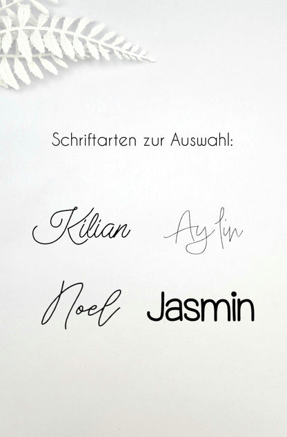 Maxicosi Anhänger mit Namensgravur – im edlen Marmor-Design – personalisiertes Babyspielzeug aus Holz & Silikon – Geschenk zur Geburt, Taufe