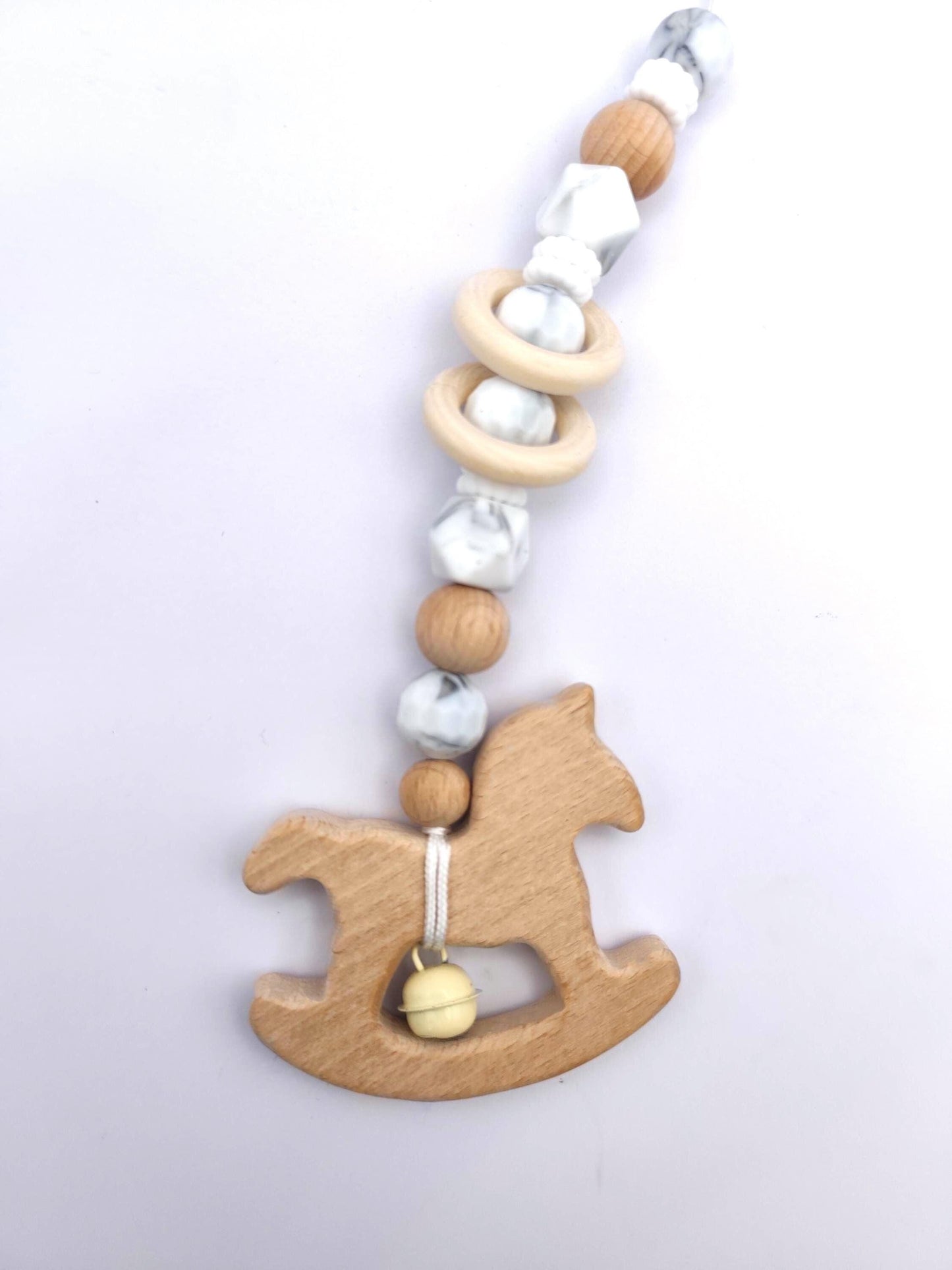 Maxicosi Anhänger mit Namensgravur – im edlen Marmor-Design – personalisiertes Babyspielzeug aus Holz & Silikon – Geschenk zur Geburt, Taufe