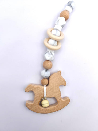 Maxicosi Anhänger mit Namensgravur – im edlen Marmor-Design – personalisiertes Babyspielzeug aus Holz & Silikon – Geschenk zur Geburt, Taufe