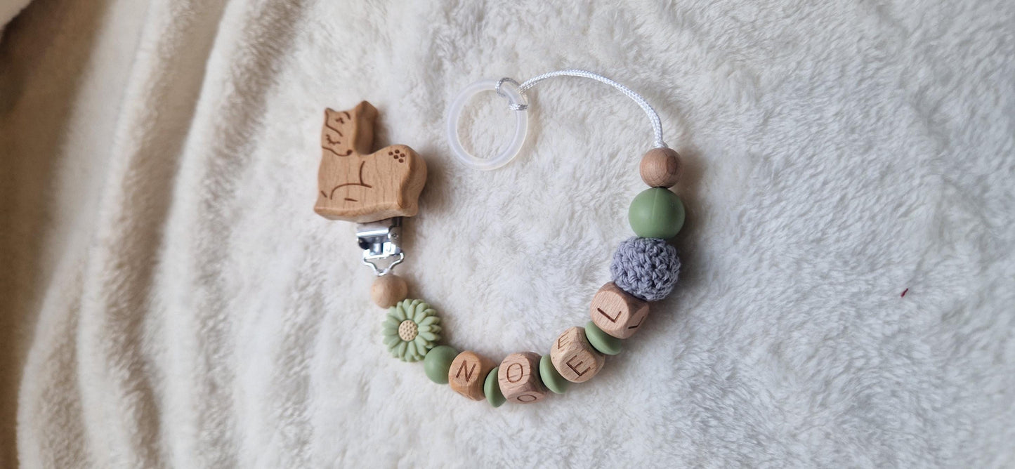 Personalisierte Schnullerkette grün mit Blume & Namen – Handgefertigte Babygeschenke – Holzbuchstaben – Individuelles Geschenk zur Geburt