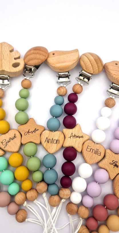 Personalisierte Schnullerkette mit Namen | Pastellblau | Babygeschenk zur Geburt und Taufe | Handgefertigter Schnullerhalter BPA-frei | Mit Namensgravur
