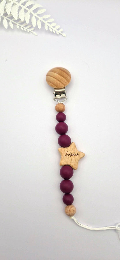 Personalisierte Schnullerkette mit Namen | Weinrot | Babygeschenk zur Geburt & Taufe | Handgefertigter Schnullerhalter BPA-frei | Mit Namensgravur