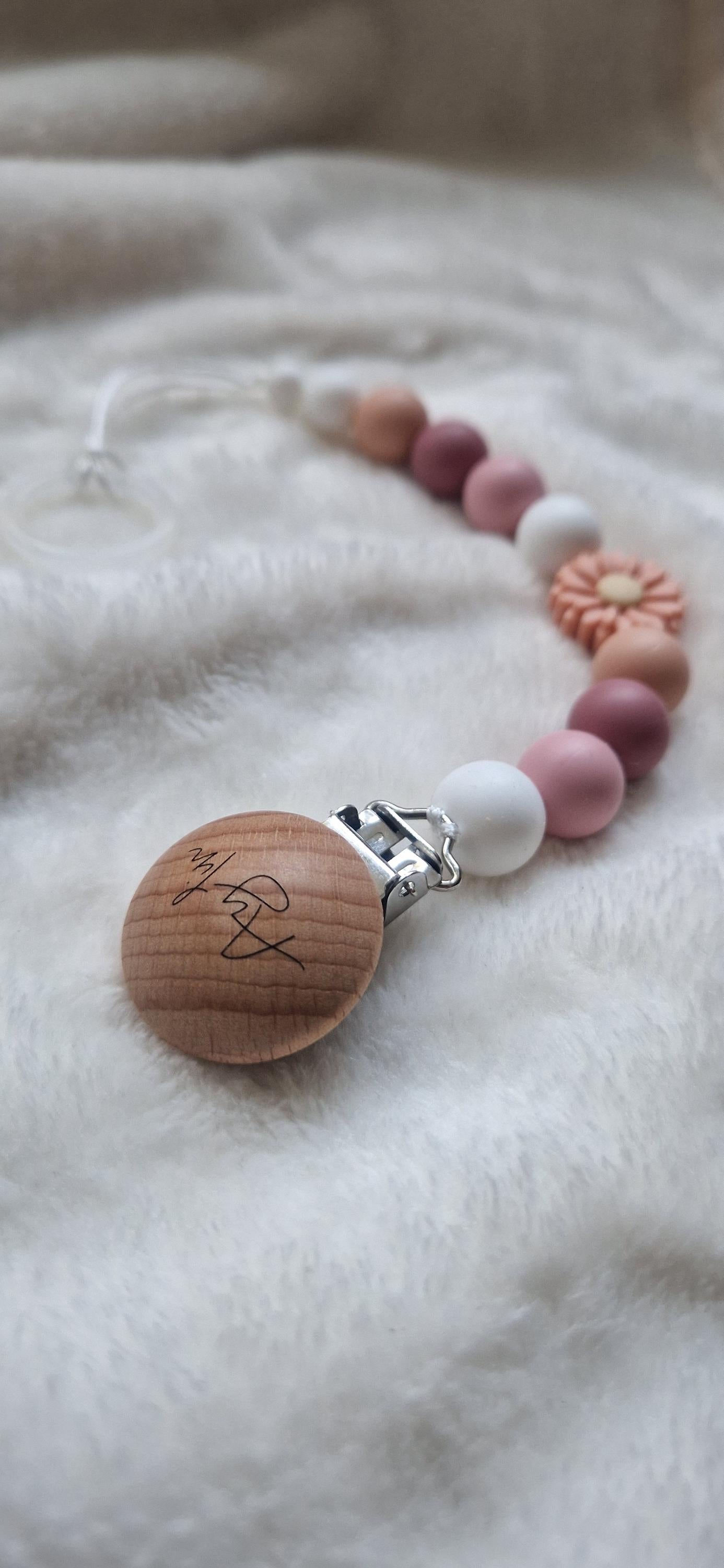 Personalisierte Blumen Schnullerkette Rosa – Mit Namen & Gravur – Baby Geschenk Geburt und Taufe – Liebevoll handgefertigte Schnullerkette