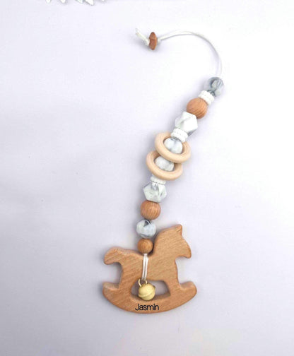 Maxicosi Anhänger mit Namensgravur – im edlen Marmor-Design – personalisiertes Babyspielzeug aus Holz & Silikon – Geschenk zur Geburt, Taufe