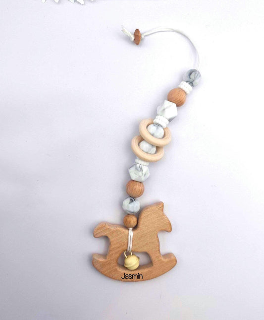 Maxicosi Anhänger mit Namensgravur – im edlen Marmor-Design – personalisiertes Babyspielzeug aus Holz & Silikon – Geschenk zur Geburt, Taufe