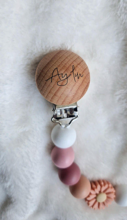 Personalisierte Blumen Schnullerkette Rosa – Mit Namen & Gravur – Baby Geschenk Geburt und Taufe – Liebevoll handgefertigte Schnullerkette