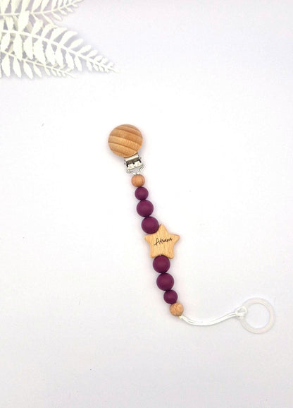 Personalisierte Schnullerkette mit Namen | Weinrot | Babygeschenk zur Geburt & Taufe | Handgefertigter Schnullerhalter BPA-frei | Mit Namensgravur