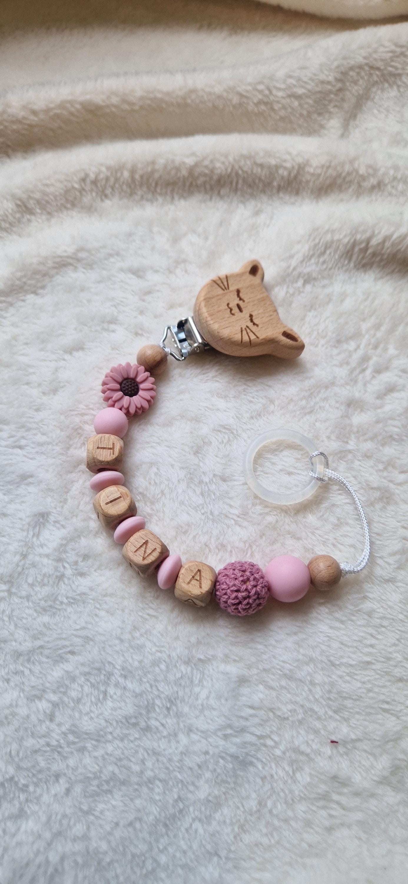 Personalisierte Schnullerkette rosa-lila mit Blume & Name – Handgefertigte Babygeschenke – Holzbuchstaben – Individuelles Geschenk zur Geburt