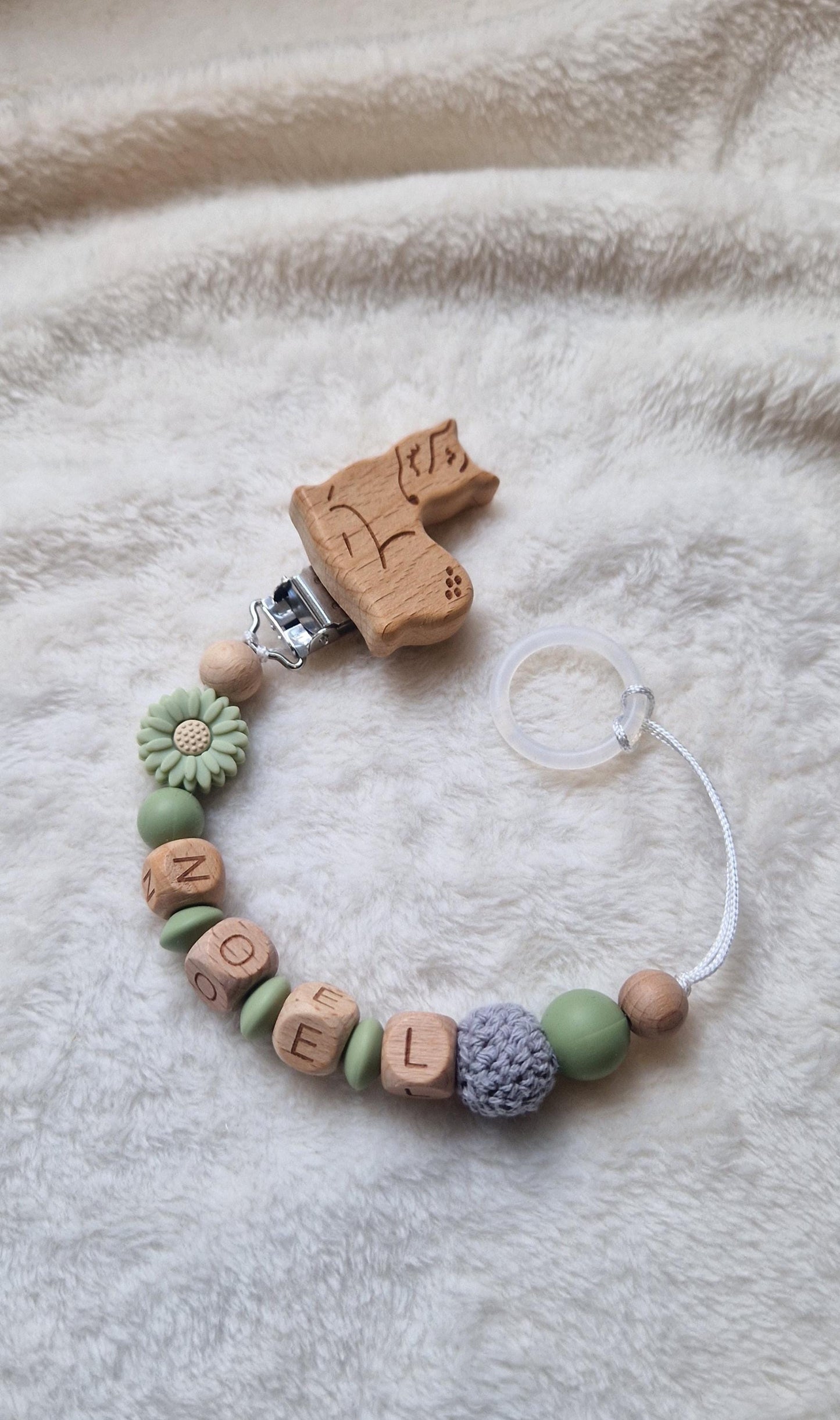 Personalisierte Schnullerkette grün mit Blume & Namen – Handgefertigte Babygeschenke – Holzbuchstaben – Individuelles Geschenk zur Geburt