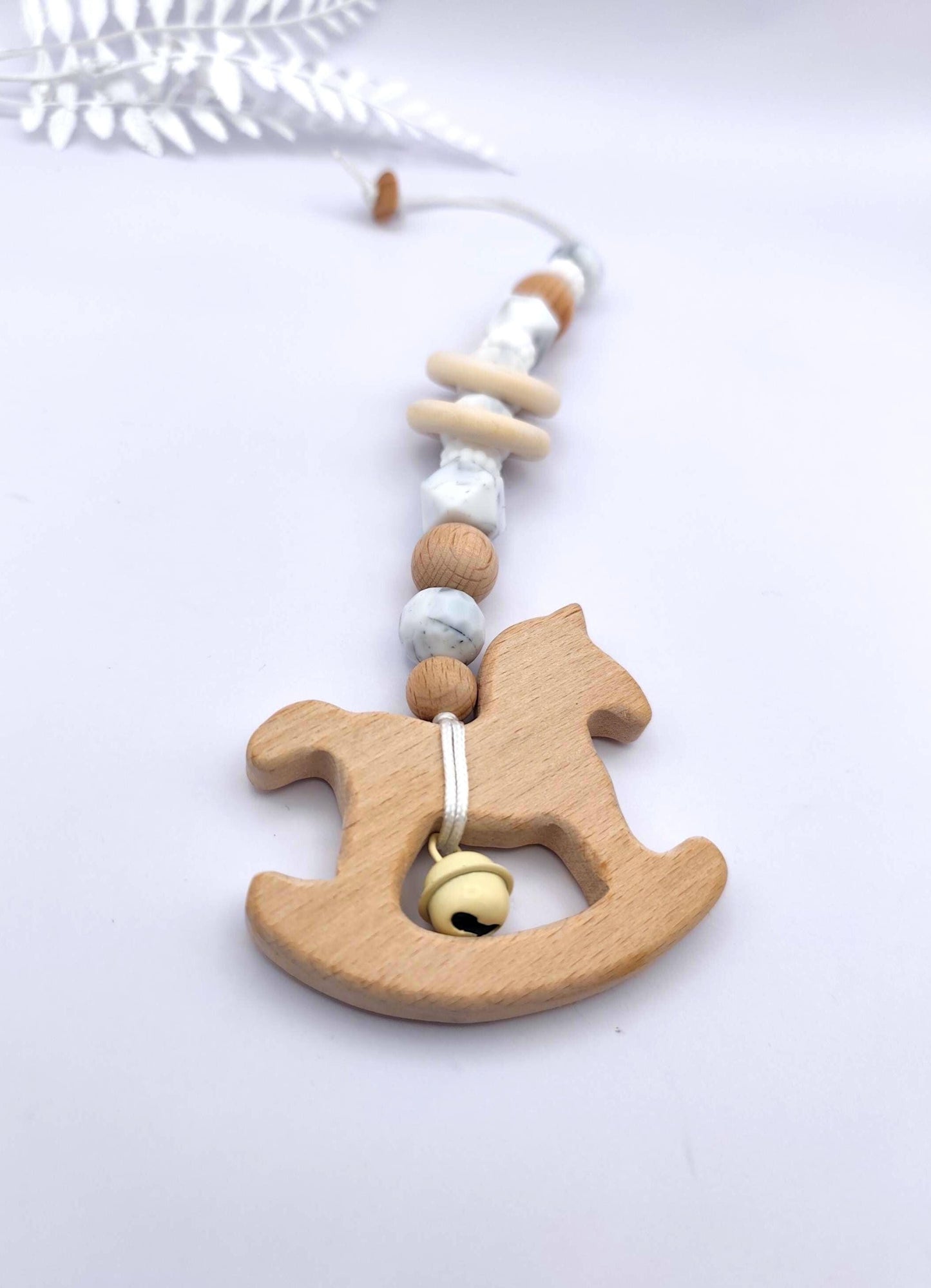 Maxicosi Anhänger mit Namensgravur – im edlen Marmor-Design – personalisiertes Babyspielzeug aus Holz & Silikon – Geschenk zur Geburt, Taufe