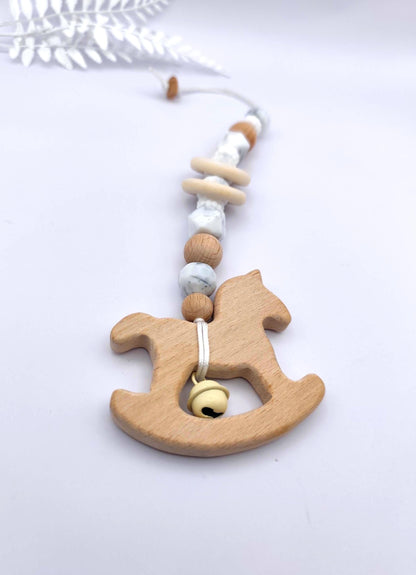 Maxicosi Anhänger mit Namensgravur – im edlen Marmor-Design – personalisiertes Babyspielzeug aus Holz & Silikon – Geschenk zur Geburt, Taufe