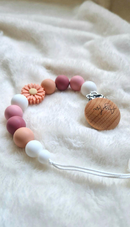 Personalisierte Blumen Schnullerkette Rosa – Mit Namen & Gravur – Baby Geschenk Geburt und Taufe – Liebevoll handgefertigte Schnullerkette