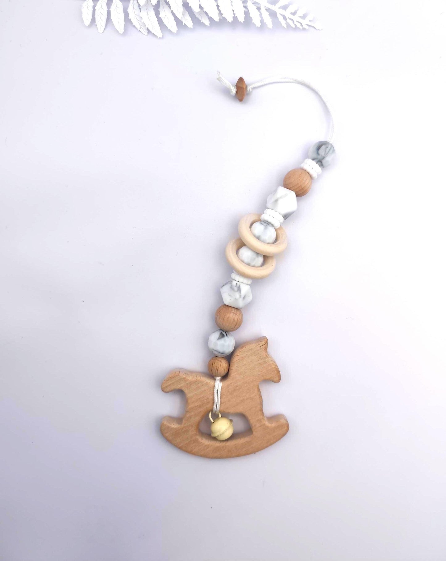 Maxicosi Anhänger mit Namensgravur – im edlen Marmor-Design – personalisiertes Babyspielzeug aus Holz & Silikon – Geschenk zur Geburt, Taufe