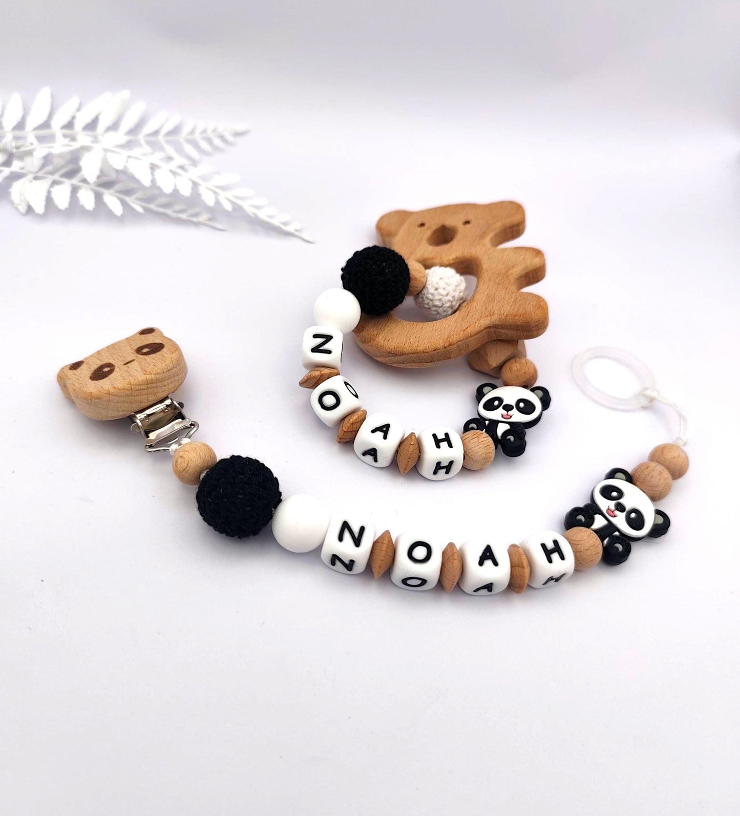 Personalisiertes Baby Geschenkset – Schnullerkette mit Namen & Rassel im Panda-Design | Geburts-, Taufgeschenk für Mädchen und Jungen