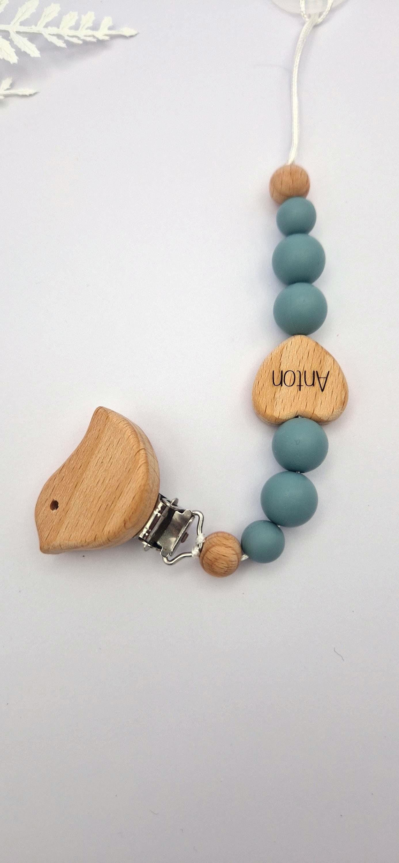 Personalisierte Schnullerkette mit Namen | Pastellblau | Babygeschenk zur Geburt und Taufe | Handgefertigter Schnullerhalter BPA-frei | Mit Namensgravur