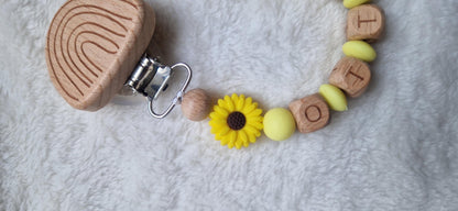 Personalisierte Schnullerkette gelb mit Blume und Namen – Handgefertigte Babygeschenke – Holzbuchstaben – Individuelles Geschenk zur Geburt